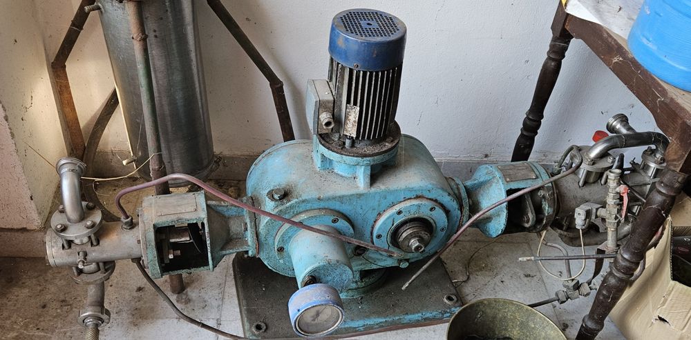 Голяма двубутална помпа