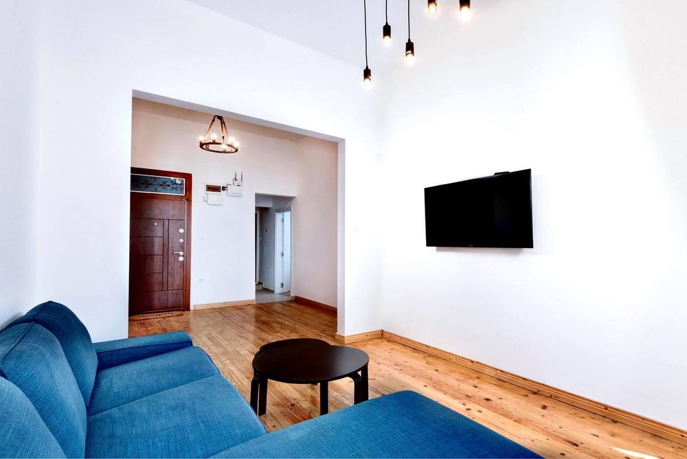 Дава се под наем Двустаен апартамент в Бургас, Център - 130 кв.м за 612 € - Снимка #3