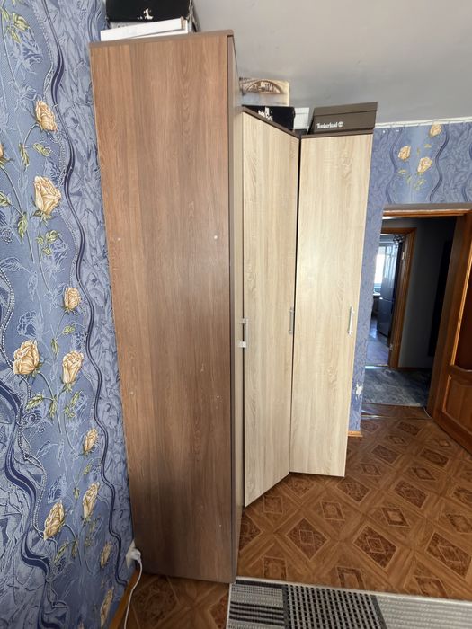 Угловой шкаф с двумя пеналами