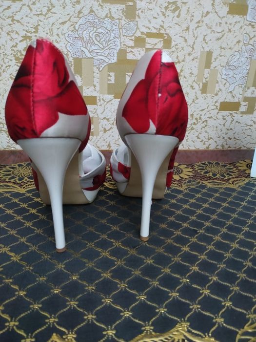 Босоножки на высоком каблуке 3 пары разм.35-36