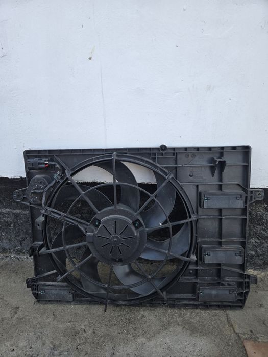 Диффузор радиатора с вентилятором. На Geely Emgrand.