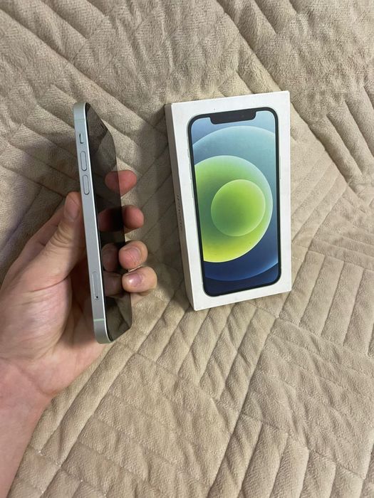 В продаже Айфон 12. 64Gb