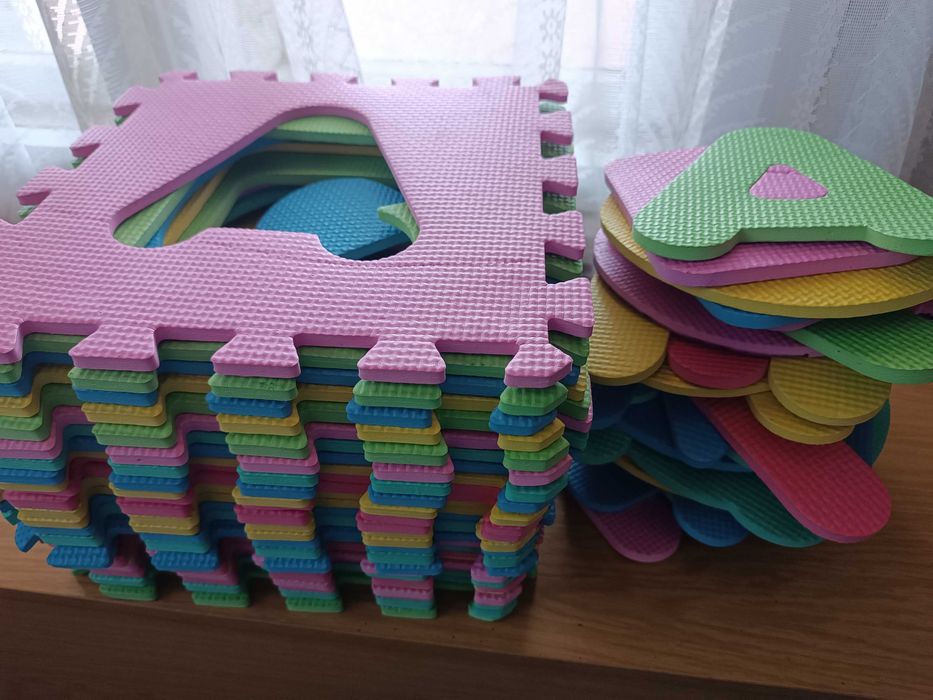 Надуваема топка за скачане и детски пъзел килим с букви