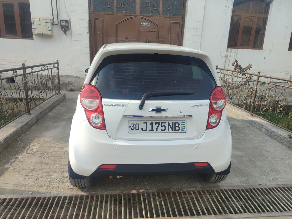 Spark 2014 yili rangi oq