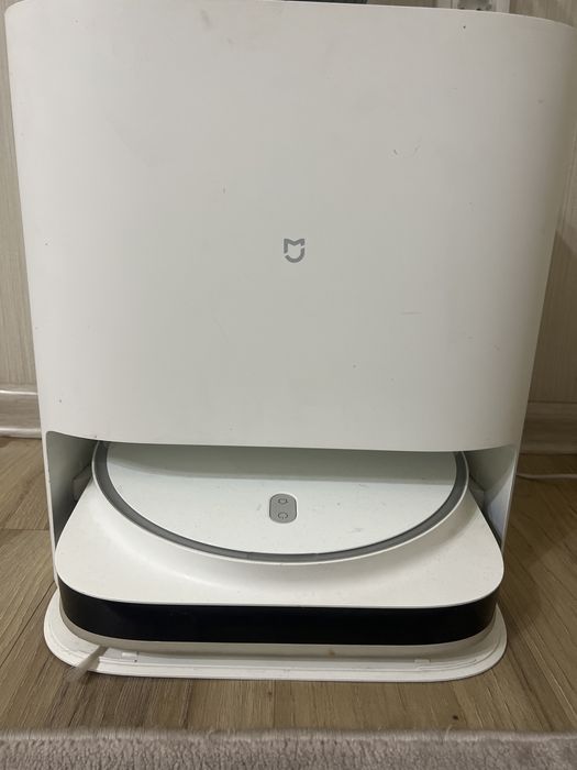 Продам робот пылесос и пылесосит и моет