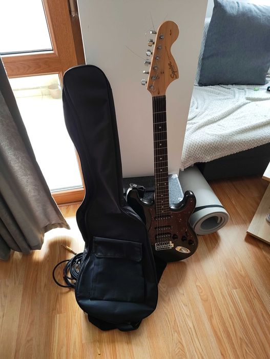 Електрическа китара Squier Affinity Stratocaster HSS + Усилвател и калъф