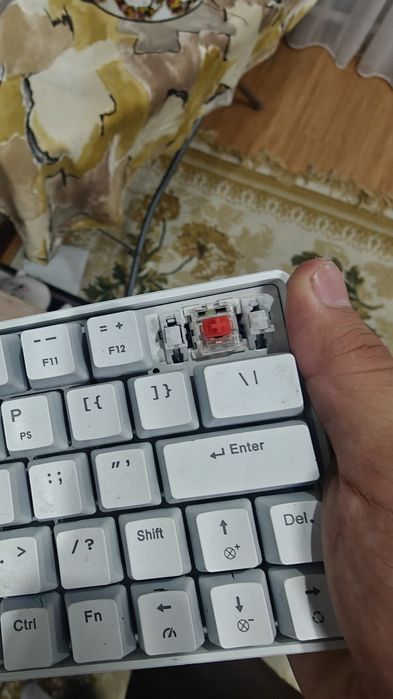 Белая клавиатура механика