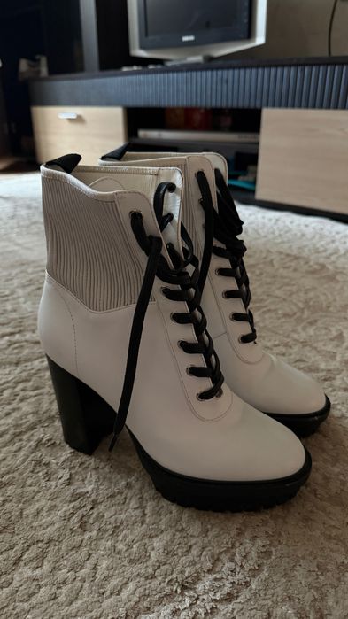 Gianvito Rossi бели кожени боти на ток, размер 38