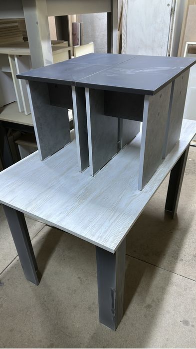 Стол кухонный и 4 табуретки!