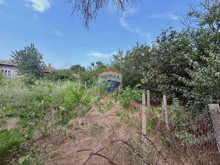 Парцел с къща,ток и вода за продажба, общ.Балчик, Я.И.