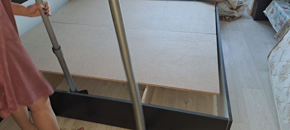 Продам двух спальную кровать.