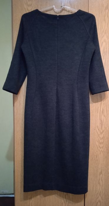 Елегантна рокля на Кенсол, размер М. Тъмно зелен цвят.