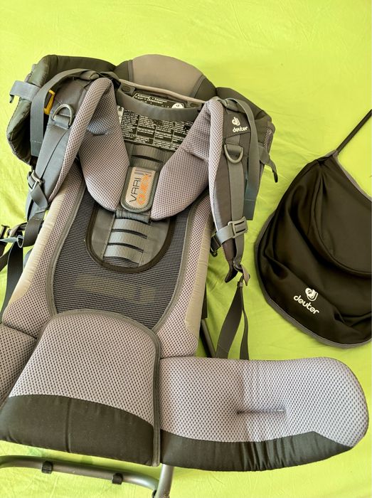 deuter, туристическа раница за носене на дете, с бебе в планината