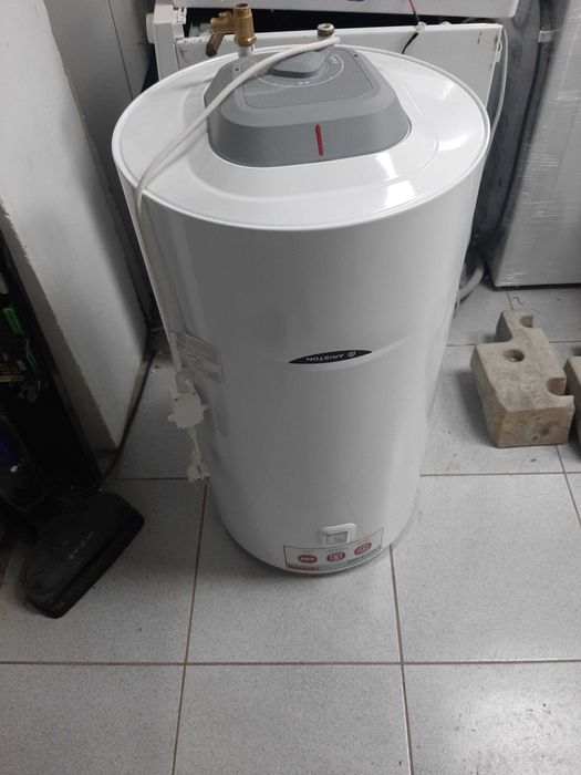 Продам водонагреватель Аристон