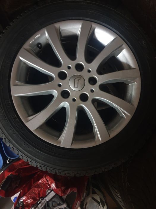 De vânzare cauciucuri cu jante