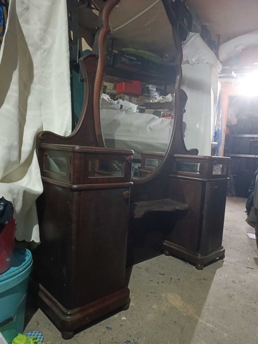 Продавам старинна тоалетка с огледало
