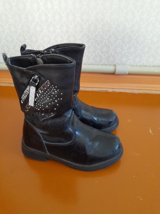 қыстық аяқ киімдер сатылады.