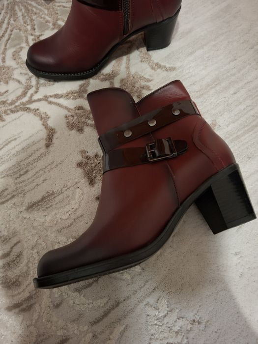 Vând cizmulițe din piele naturala noi