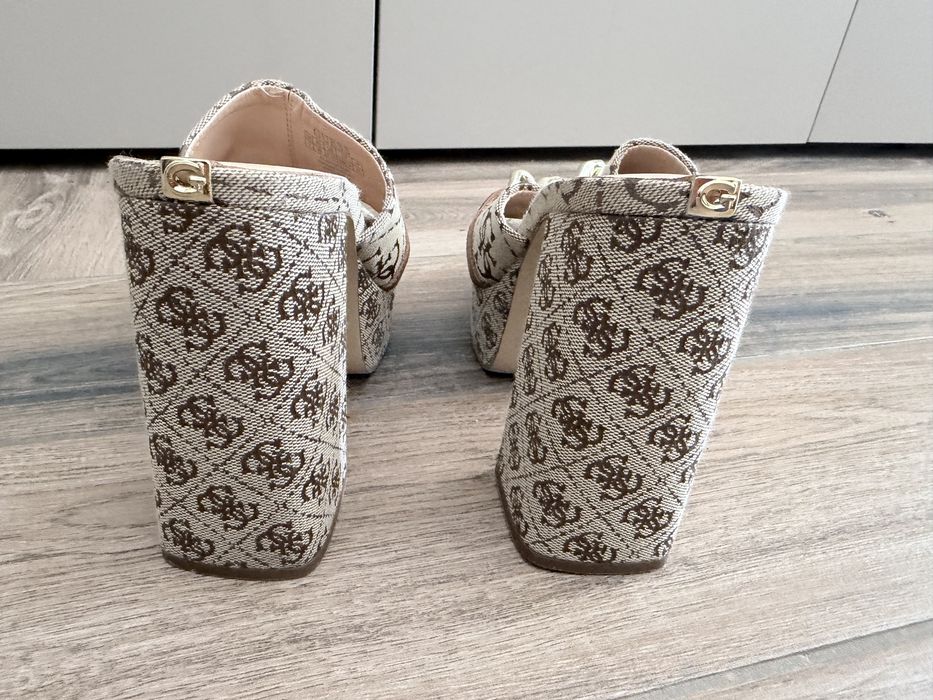 Чехли guess  размера става и за 39 номер