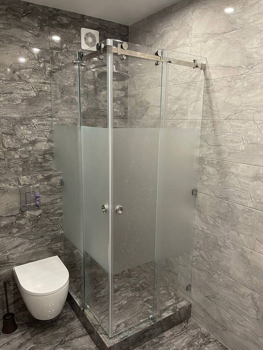 Душевые кабинки и перегородки из стекла