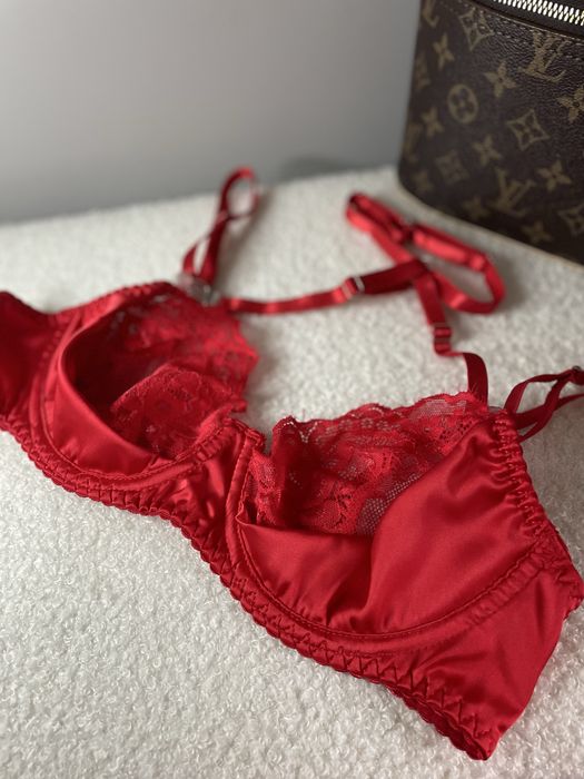 Комплект дамско бельо от сатен с пола и жартиери