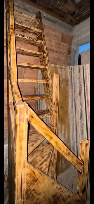 Scara lemn lucrata manual pentru pod mansarda