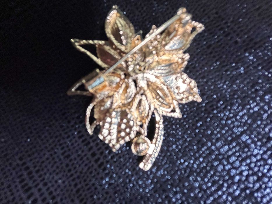 Продам броши новые