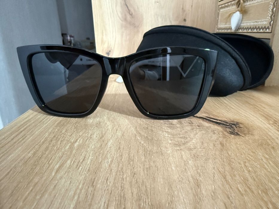 Продавам слънчеви очила!