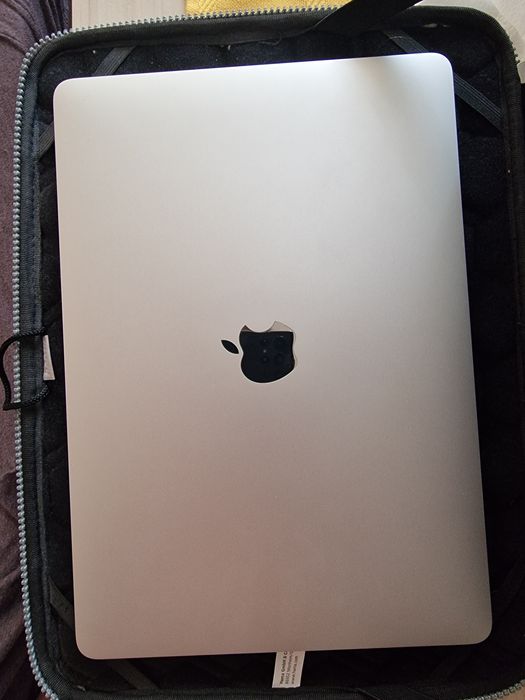MacBook Air M1 Space Gray (8GB/256GB) – Като НОВ, 52 цикъла, 98% Батерия! Пълен комплект + Magic Mouse + HyperDrive ХъбЦена:539 € за всичко в комплект