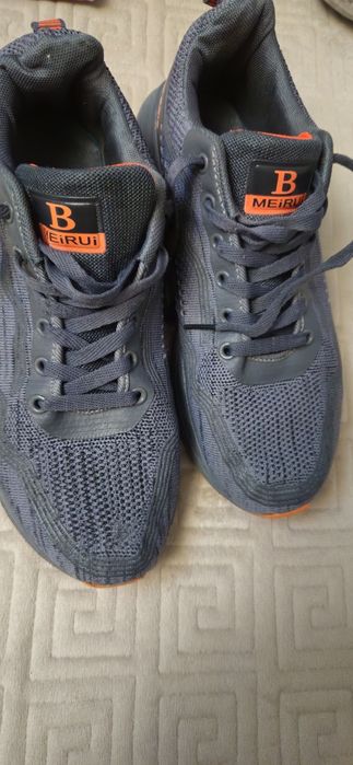 Продам мужские кроссовки