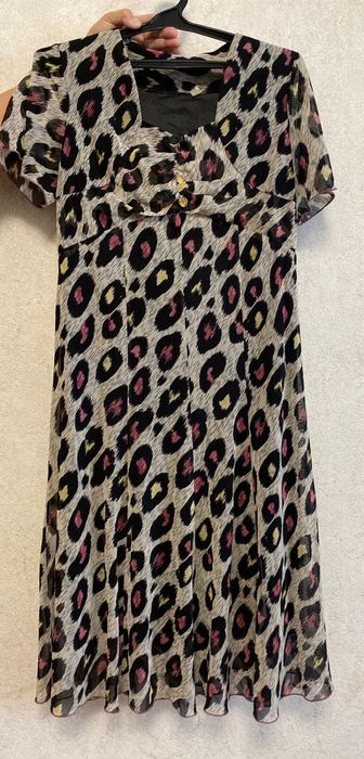 Әдемі көйлектер сатылады