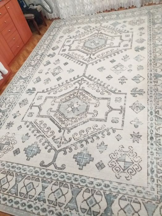 Продаётся абсолютно новый ковёр.