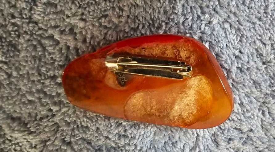 Брошь с янтарем.