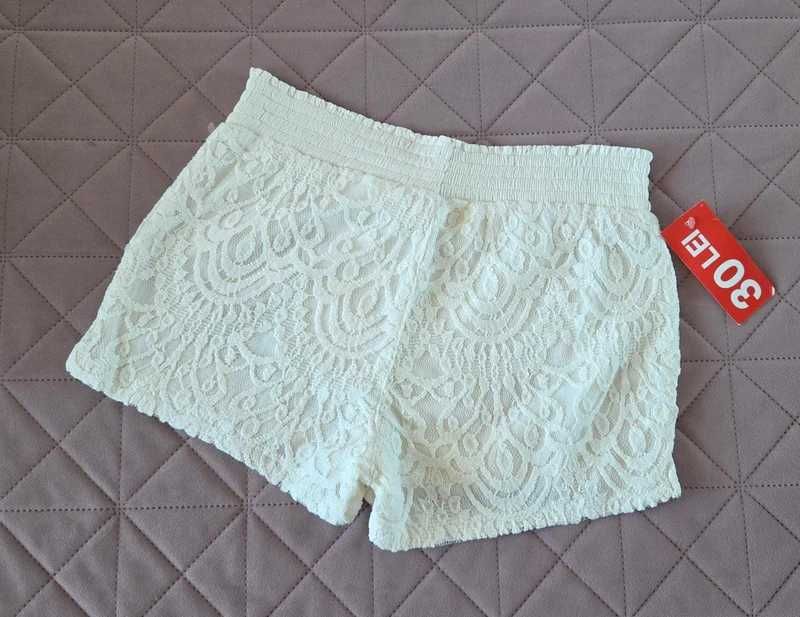 Pantaloni scurti din dantela