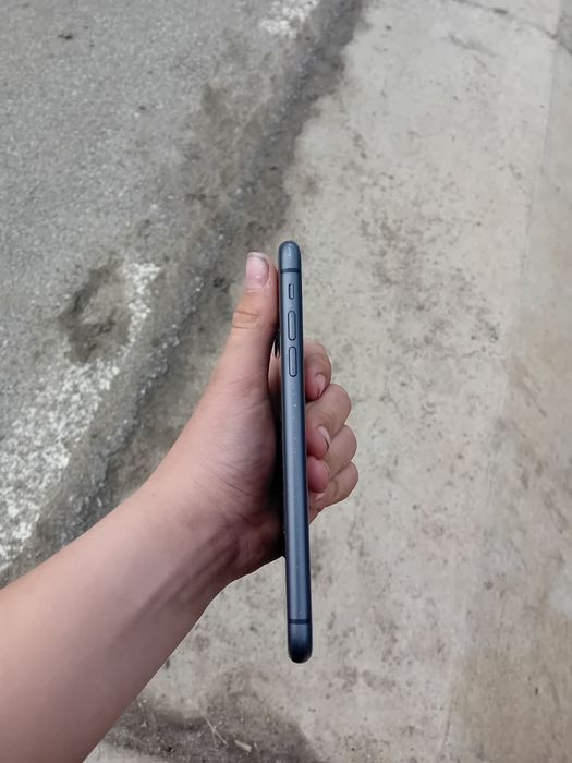 Vând iPhone 11 impecabil capacitate maximă 100% fără nicio zgârietură