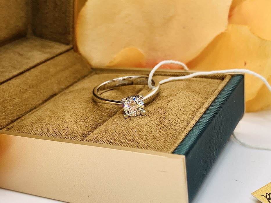 Роскошное золотое кольцо с крупным бриллиантом