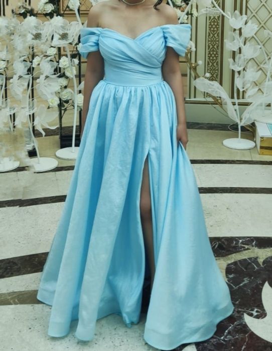 Пышное платье с красивым вырезом и нежно голубым цветом.