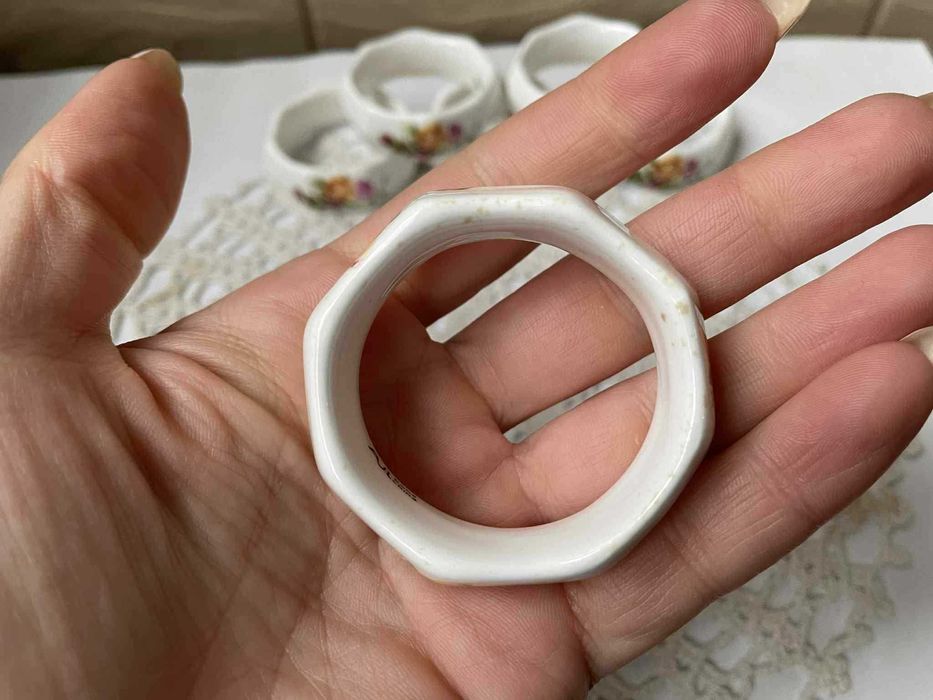 Красиви пръстени от костен порцелан от Англия с рози