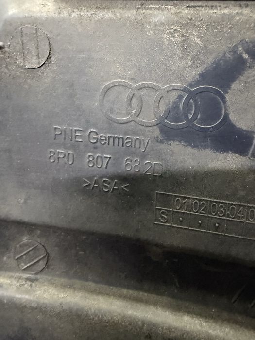 Предна решетка с отвор за дистроник броня Audi Q5 оригинал 8r0807682d