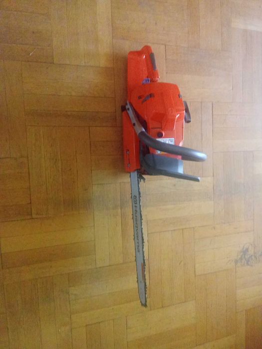 Продавам машина Husqvarna