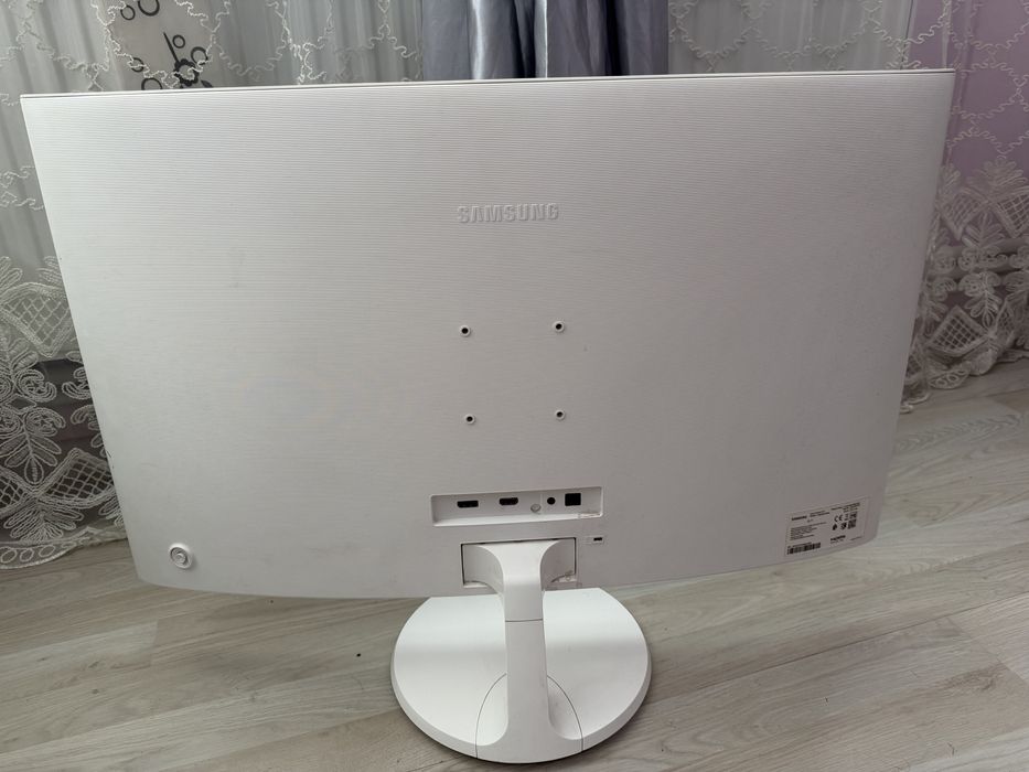 Vand Monitor Samsung Curbat