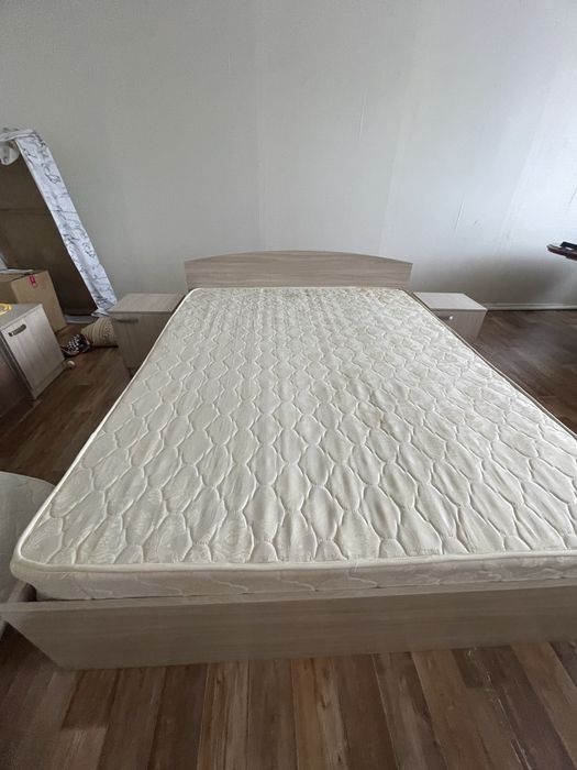 Продам кровать с матрасом и 2 тумбочки