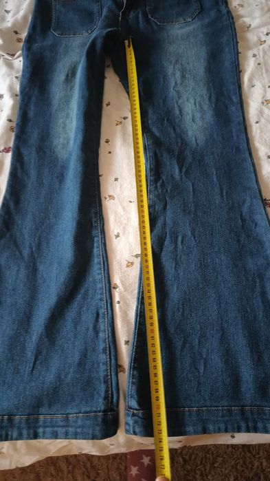 Blugi evazați elastici