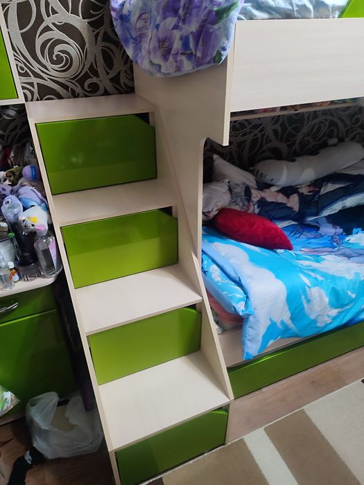 Детская трехярусная кровать