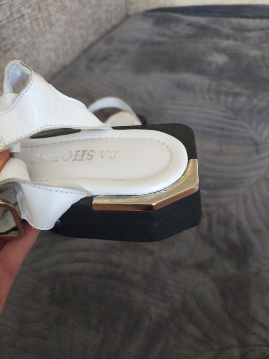 Сандали женские .