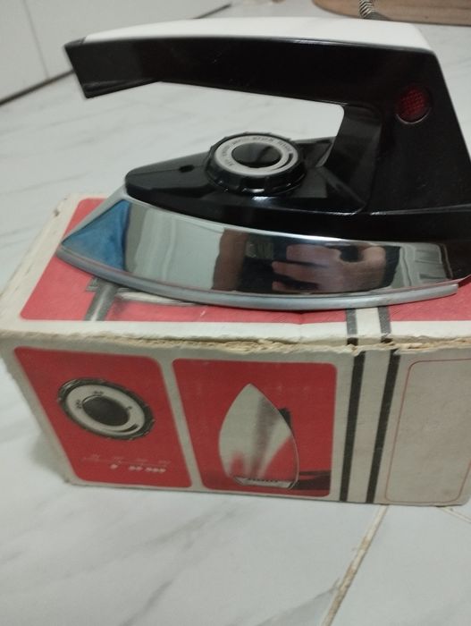 Продается утюг советский почти новый в коробке.