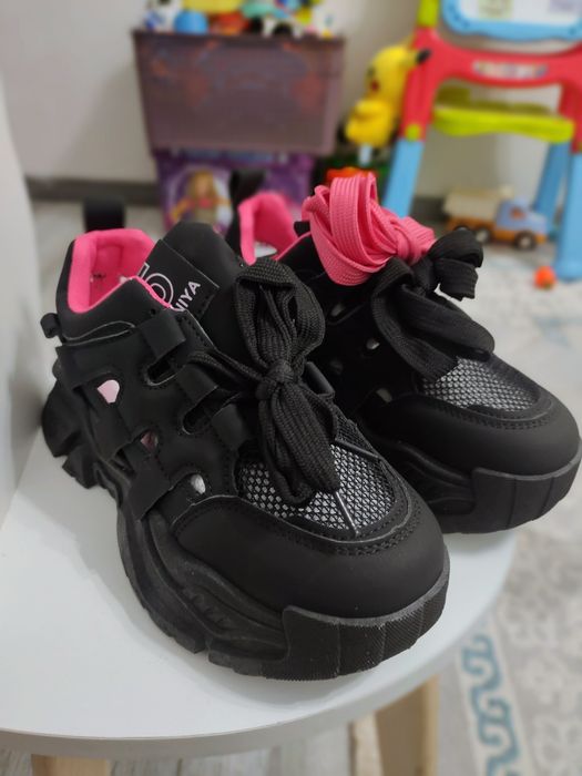 Кросовки летние,черные в сеточку ,новые