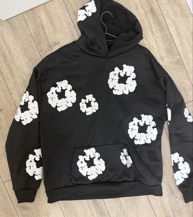 Екипът Denim Tears е в размери M и L