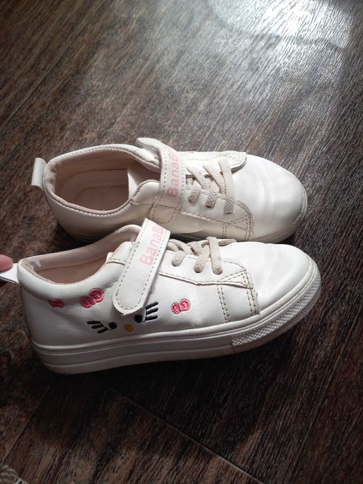 Подарявам детски маратонки котенце