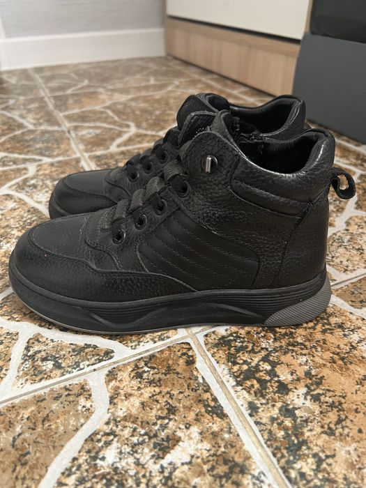 Продам осенние ботинки 34р